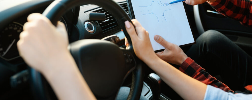 mujer y profesor lista verificacion coche autoescuela hombre ensenando senora conducir vehiculo educacion sobre licencias conducir