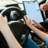 mujer y profesor lista verificacion coche autoescuela hombre ensenando senora conducir vehiculo educacion sobre licencias conducir