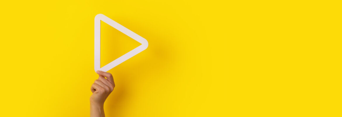 boton reproduccion multimedia 3d mano sobre fondo amarillo diseno panoramico