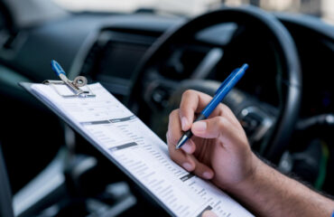 trabajador mantenimiento automoviles revisando lista interior automovil cliente taller(2)