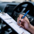 trabajador mantenimiento automoviles revisando lista interior automovil cliente taller(2)